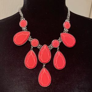 Necklace with pink drop design